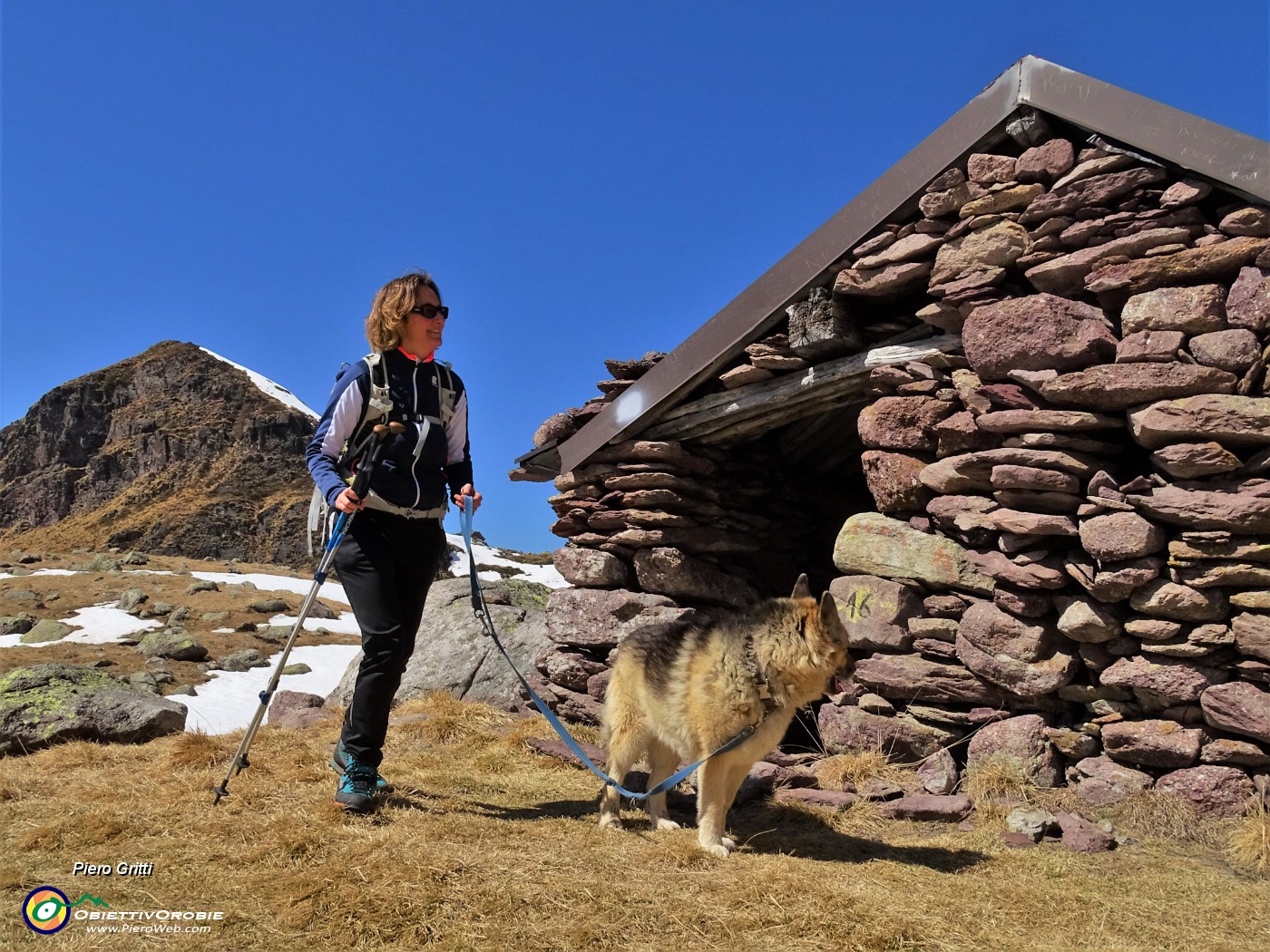 22 Baita dei Tre Pizzi (2116 m) ...spunta a sx la cima del piu alto.JPG -                                